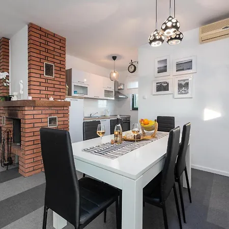 Holiday home Lovely In With Kitchen Mandre